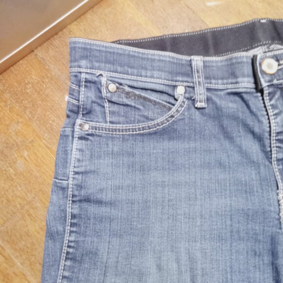 Wrangler 11/12 x36 Womans Strait Leg Blue Jeans Country Classic - Picture 8 of 11